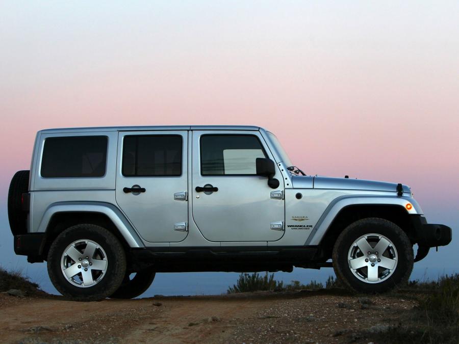  Jeep Wrangler Sahara Unlimited 2011 года  (EU) (фото 11 из 30)